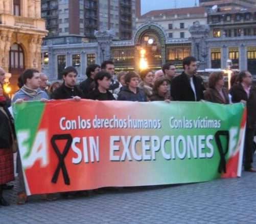 Ander Aldekoa en el centro de la pancarta de Eusko Alkartasuna "Con los derechos humanos. Con las víctimas. Sin excepciones", junto a la parlamentaria Leire Pinedo, Martin Aramburu y Juan Carlos Pérez entre otros.